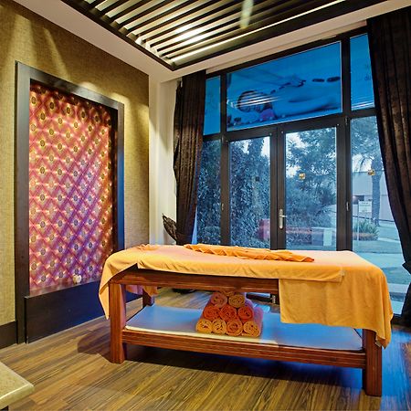 Asteria Family Resort Belek Antalya Ngoại thất bức ảnh A massage table