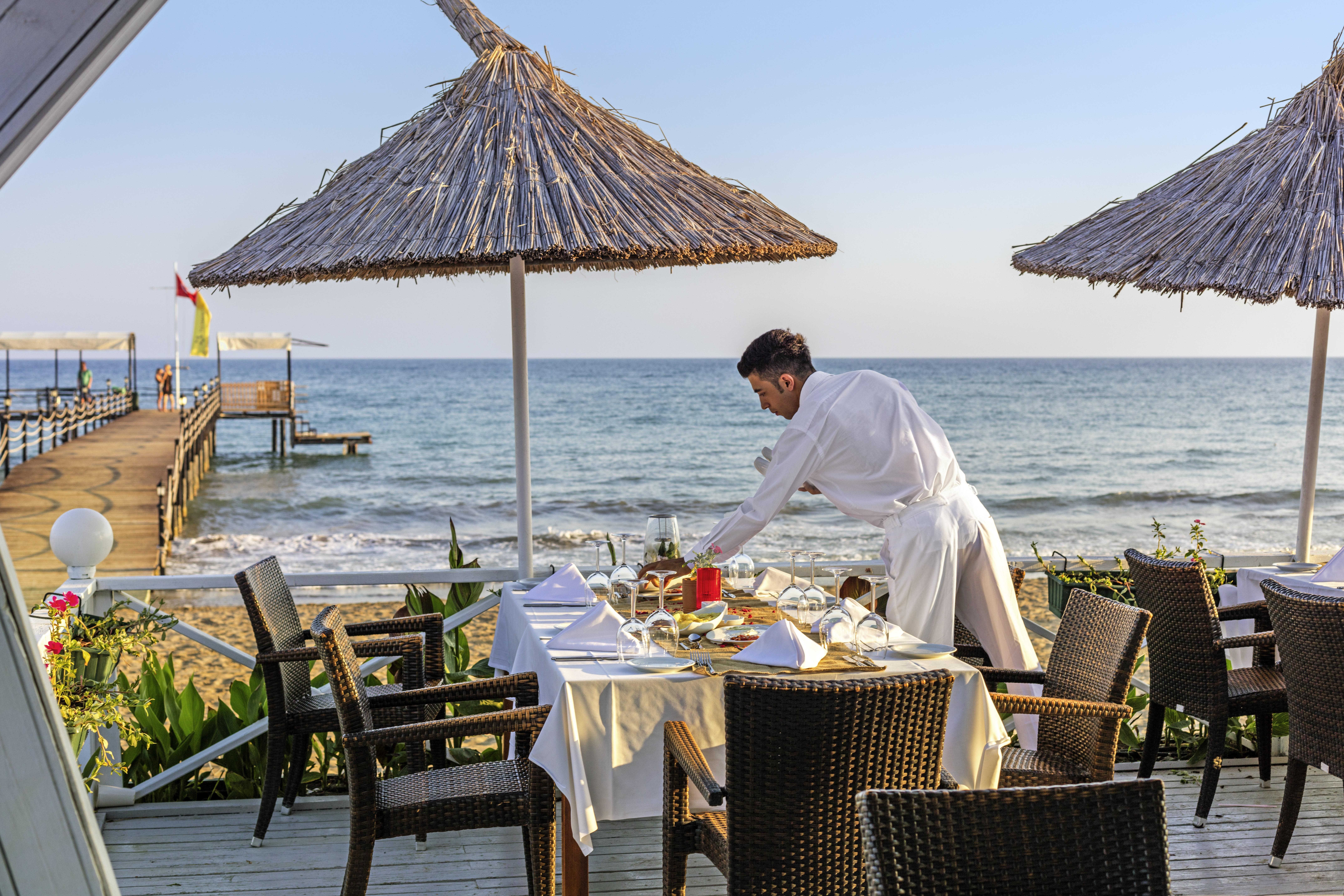 Asteria Family Resort Belek Antalya Ngoại thất bức ảnh A waiter at a beach restaurant